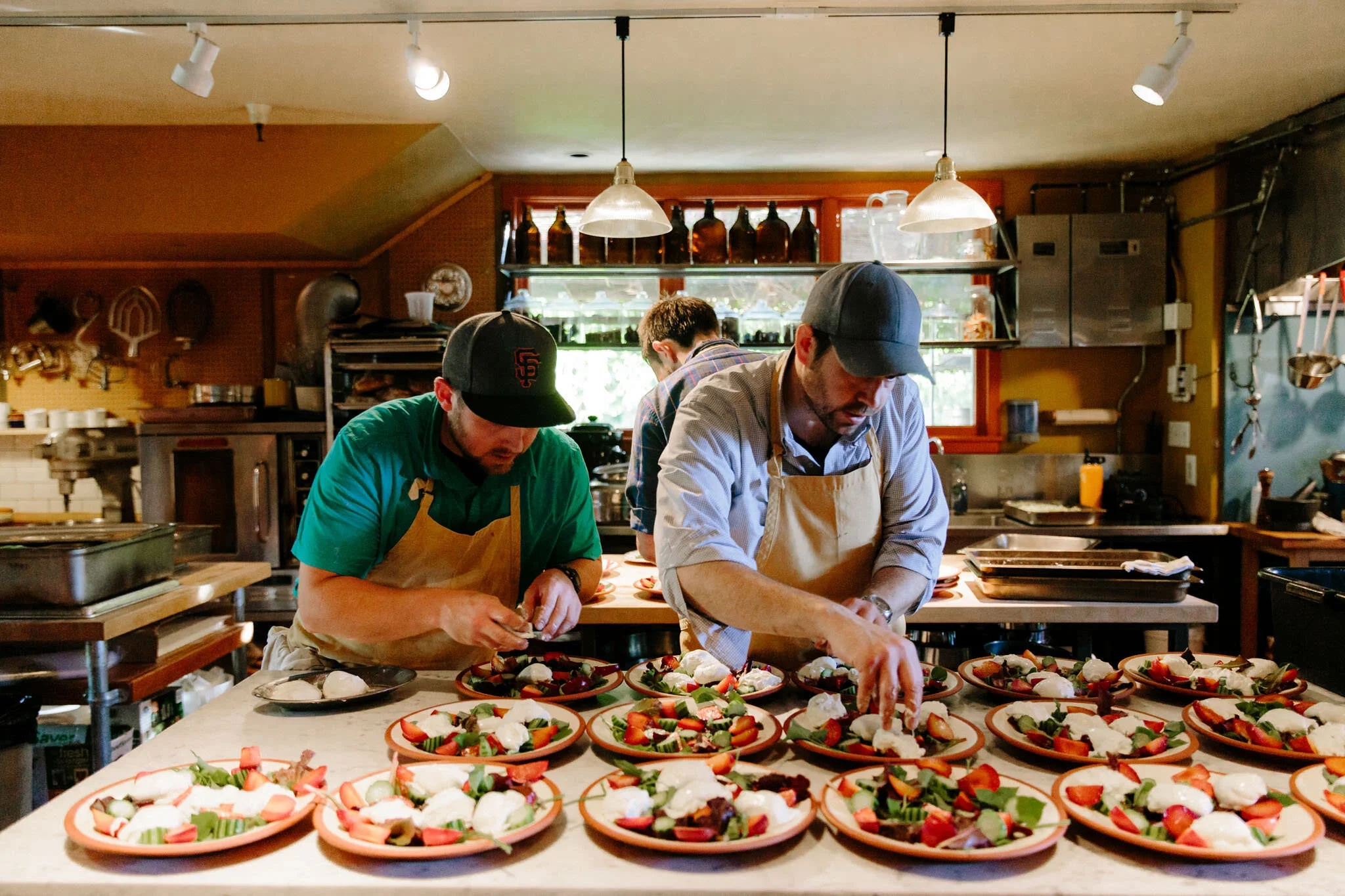 今日大赛专业厨师团队在厨房中精心准备美食